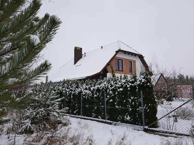 Dom w skowronkach zimą